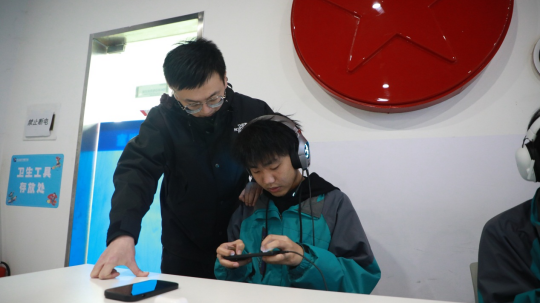 <b>青訓(xùn)營(yíng)少年李雨涵：熱血電競(jìng)<div   id=