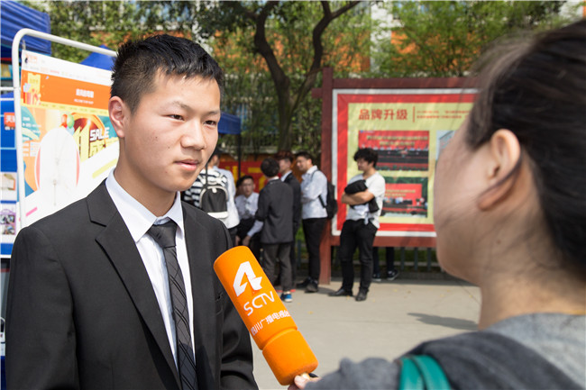 IT人才供需洽談會(huì)：100多家企業(yè)，“職”為新華