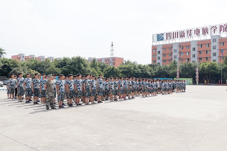 秋季軍訓(xùn)會操完滿結(jié)束，新生面貌煥然一新