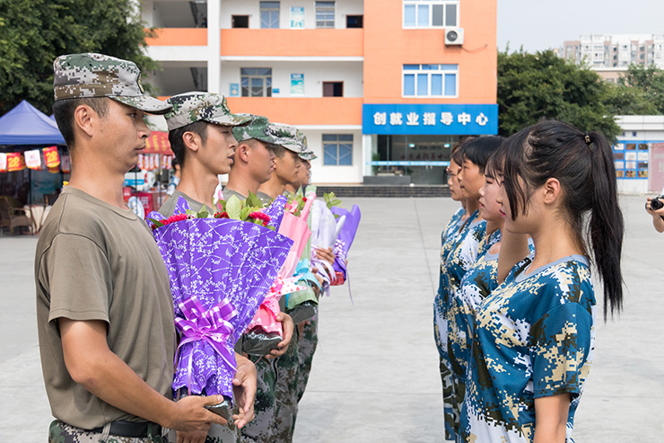 秋季軍訓(xùn)會操完滿結(jié)束，新生面貌煥然一新