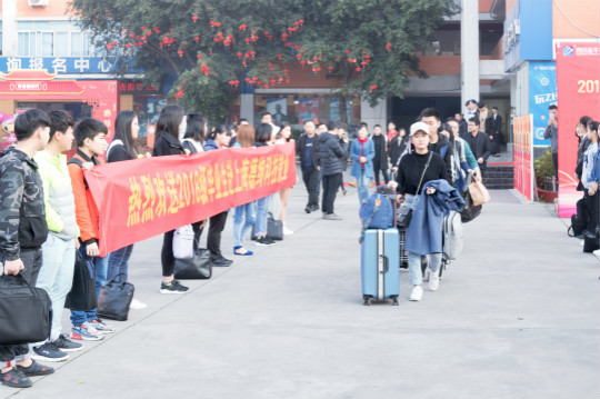 學(xué)院成功舉辦歡送2018級(jí)畢業(yè)生赴上海德絢科技就業(yè)儀式