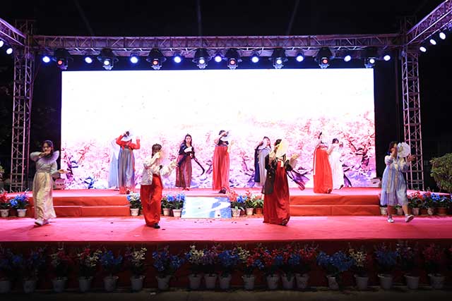 “慶國(guó)慶·迎新生”暨四川新華2018年秋季開(kāi)學(xué)典禮圓滿落幕