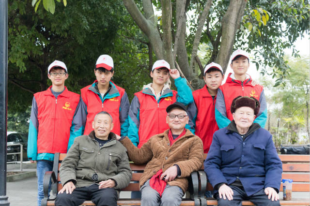 嚴(yán)冬送暖,四川新華電腦學(xué)院敬老院暖冬進(jìn)行時(shí)