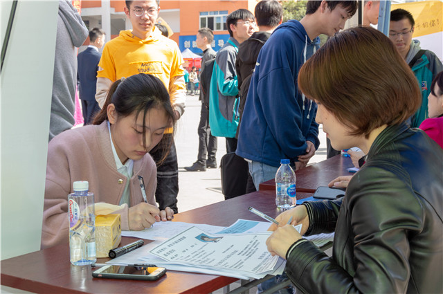 直擊雙選會現(xiàn)場：新華學(xué)子厚積薄發(fā)，滿意就業(yè)