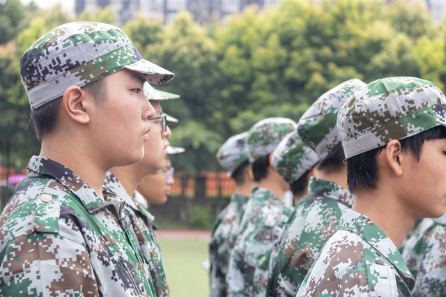 做新華軍訓(xùn)場(chǎng)上最靚的仔
