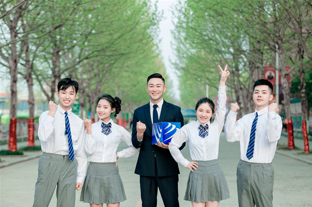 世界青年技能日 新華學(xué)子憑一技之長(zhǎng)實(shí)現(xiàn)人生價(jià)值