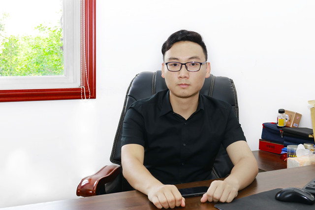 畢業(yè)五年身家千萬,難忘母校情誼