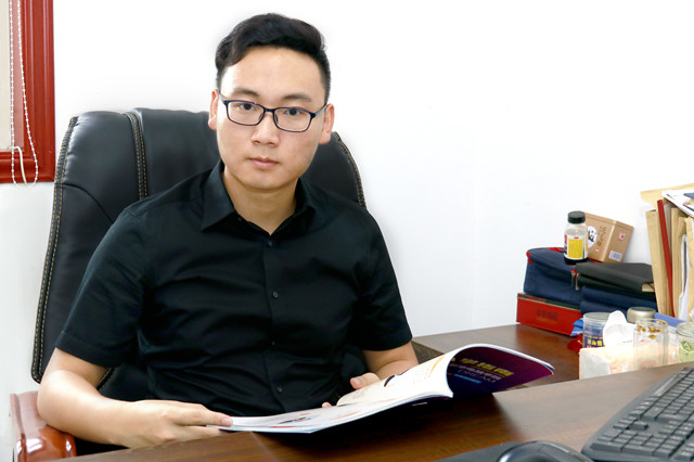 畢業(yè)五年身家千萬,難忘母校情誼