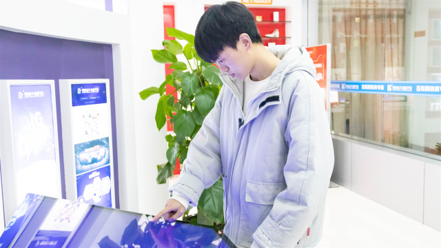 打工太辛苦，重返校園拾起心中熱愛(ài)