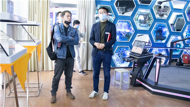 企業(yè)進(jìn)校搶人才,足不出戶就好業(yè)
