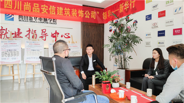 企業(yè)進(jìn)校搶人才,足不出戶就好業(yè)