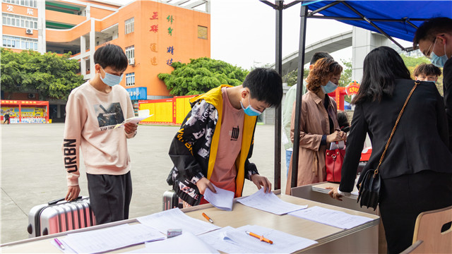 開學(xué)啦！四川新華迎來第一批返校學(xué)子