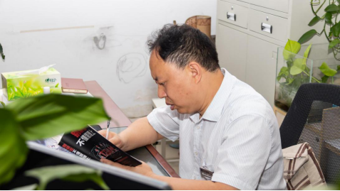 中國東方教育匠師：張興強 ▎不忘初心 新華十載風(fēng)雨同舟