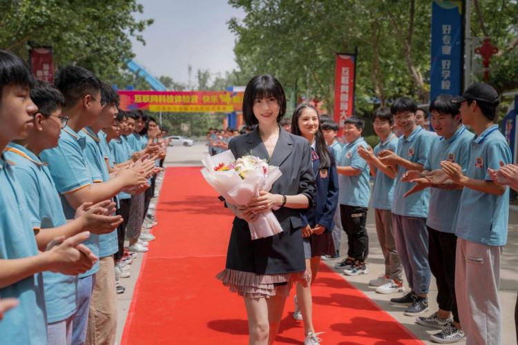 氣質(zhì)女神盧杉走進新華互聯(lián)網(wǎng)科技 推薦好學校好專業(yè)