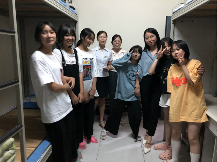 傳遞溫情|四川新華院領(lǐng)導(dǎo)走訪宿舍慰問學生