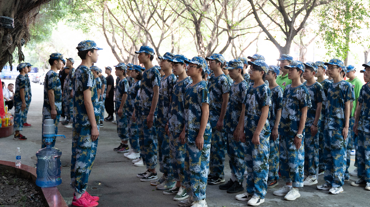 當(dāng)你還在觀望時(shí),新華學(xué)子已經(jīng)開(kāi)始軍訓(xùn)蓄勢(shì)待發(fā)了