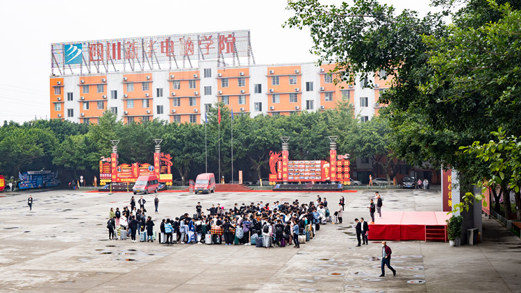 新華定向班學(xué)生赴京東實習(xí)：實地體驗電商魅力