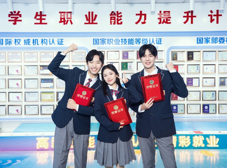 <b>職校新華<div   id=