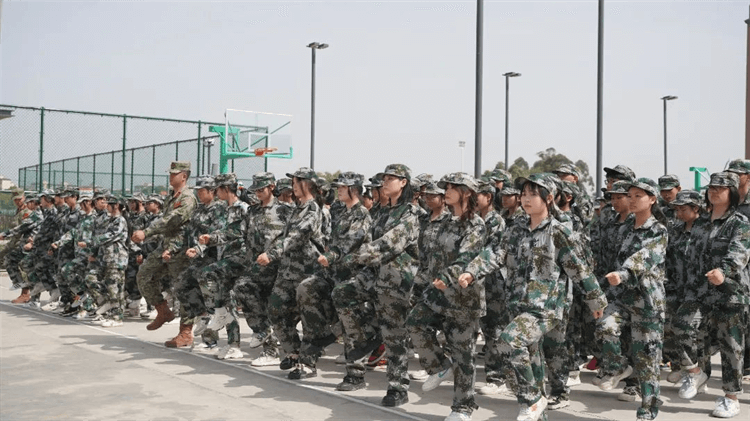 2024級春季新生軍事素質(zhì)拓展訓(xùn)練匯報表演