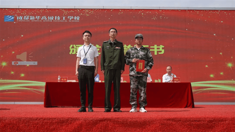 2024級春季新生軍事素質(zhì)拓展訓(xùn)練匯報表演