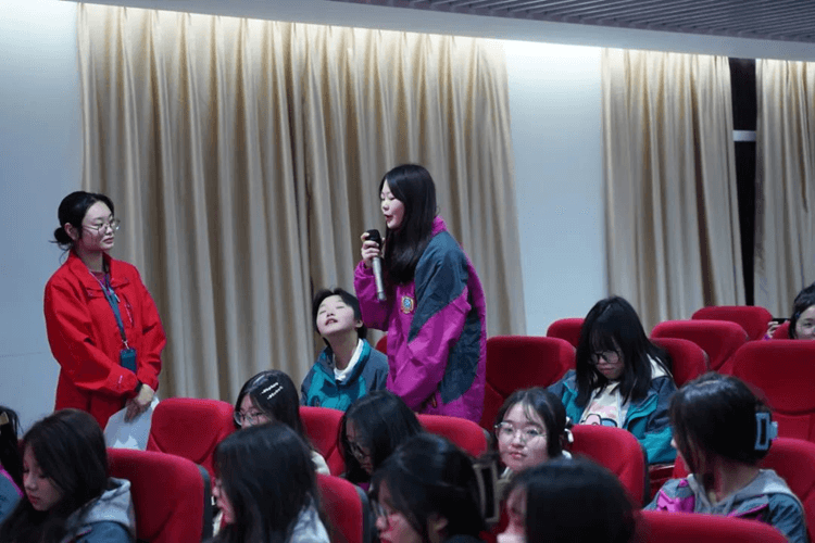 成都新華高級(jí)技工學(xué)校“垃圾分類(lèi)”在行動(dòng)
