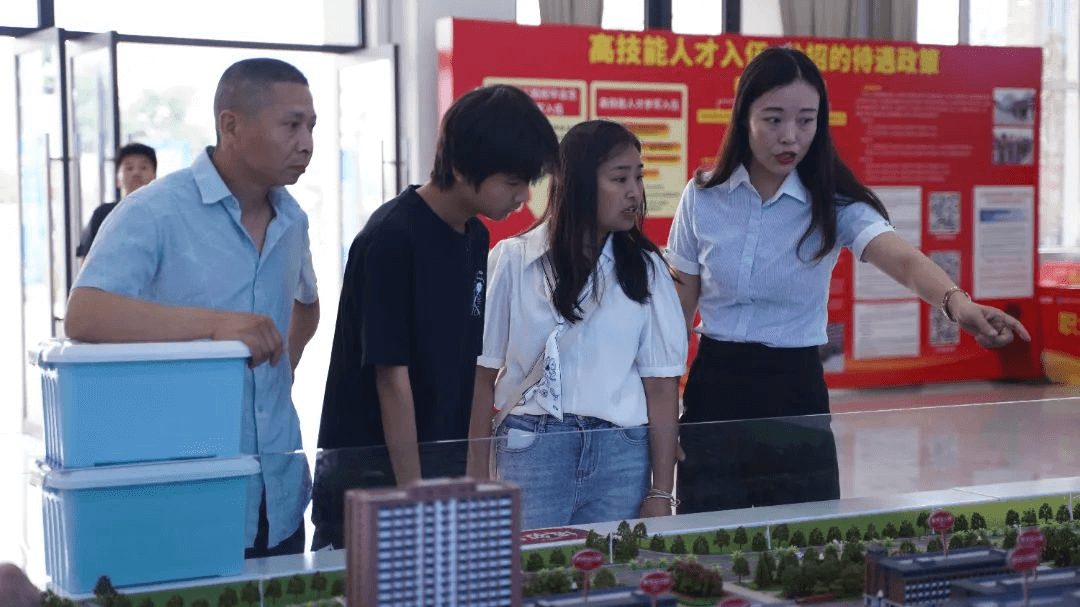 中考成績(jī)已陸續(xù)出爐，成都新華報(bào)名火熱