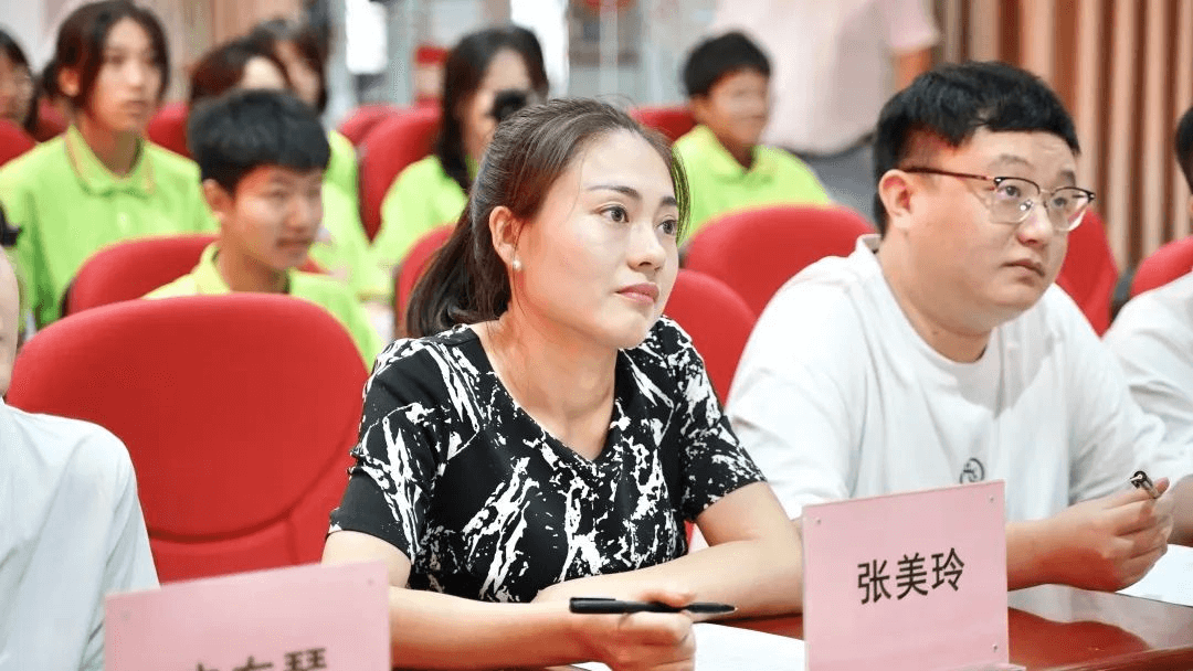 成都新華高級(jí)乘務(wù)與行政管理專業(yè)模擬面試圓滿收官