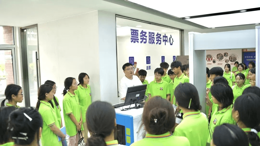 成都新華高級(jí)乘務(wù)與行政管理專業(yè)模擬面試圓滿收官